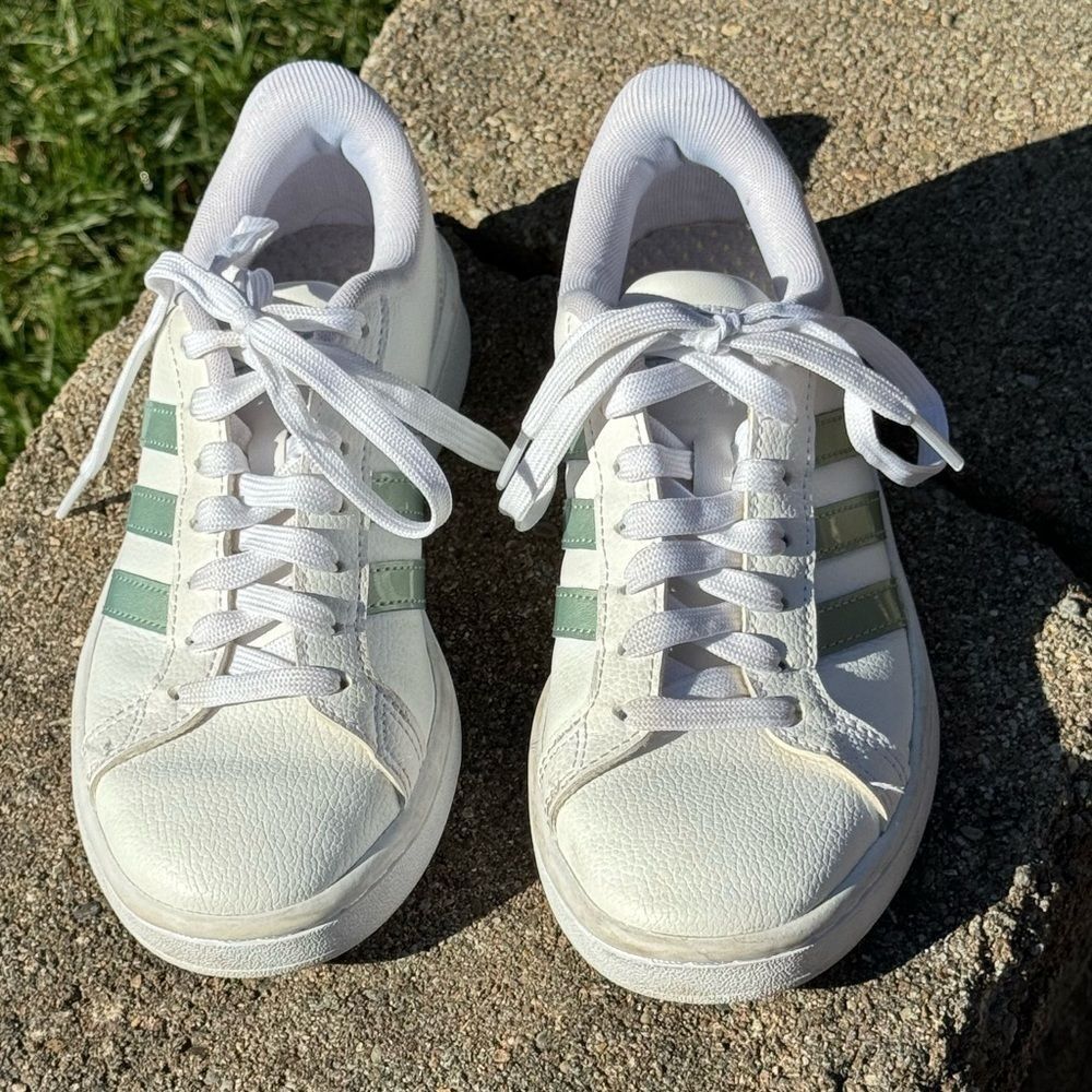 WOMEN’S~SIZE 5~ADIDAS~CLOUDFOAM COMFORT~SNEAKERS~ALMOST NEW CONDITION~BR
